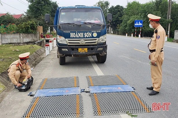 Còn nhiều tài xế chở hàng quá tải trọng trên các tuyến giao thông ở Thạch Hà