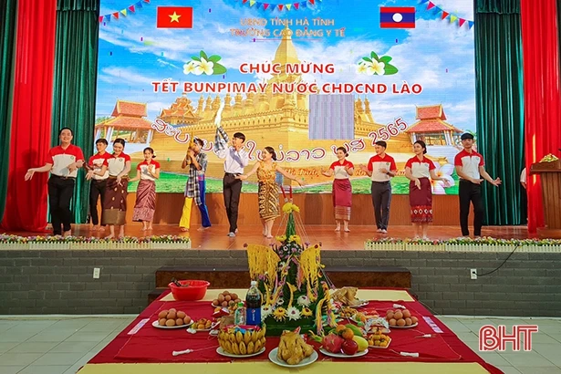 Vui đón Tết Bunpimay tại Trường Cao đẳng Y tế Hà Tĩnh