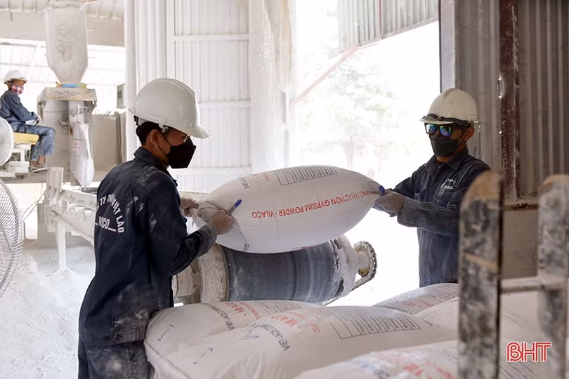 Cận cảnh nhà máy sản xuất thạch cao của doanh nghiệp Hà Tĩnh trên đất bạn Lào