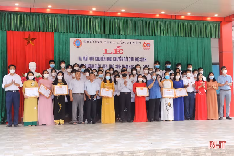 Hơn 500 triệu đồng đóng góp vào Quỹ Khuyến học - khuyến tài Trường THPT Cẩm Xuyên