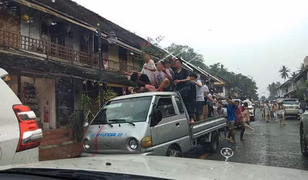 Không khí đón tết cổ truyền Bunpimay ở Lào