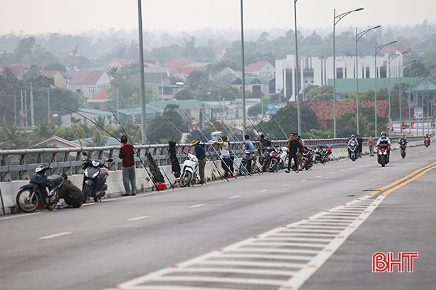 Thản nhiên câu cá trên cầu Cửa Hội nối Nghệ An - Hà Tĩnh