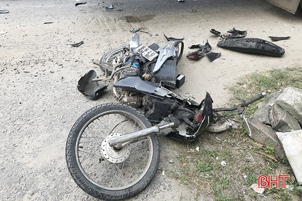 Ô tô tải va chạm với xe máy trên tuyến tránh TP Hà Tĩnh, người đàn ông bị thương nặng