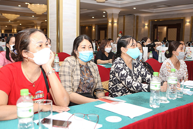 200 cán bộ, hội viên phụ nữ Hà Tĩnh được trang bị kiến thức về an toàn thực phẩm, xây dựng gia đình hạnh phúc