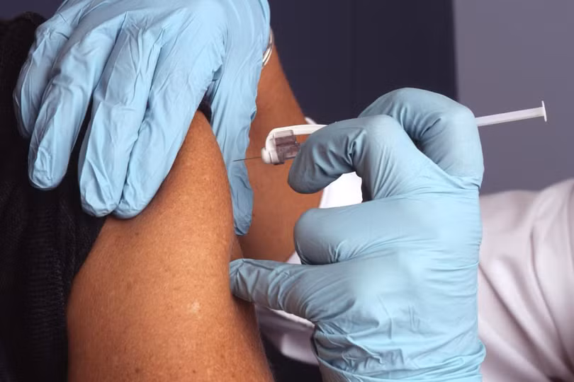 Sử dụng vaccine để điều trị bệnh nhân COVID-19 mãn tính