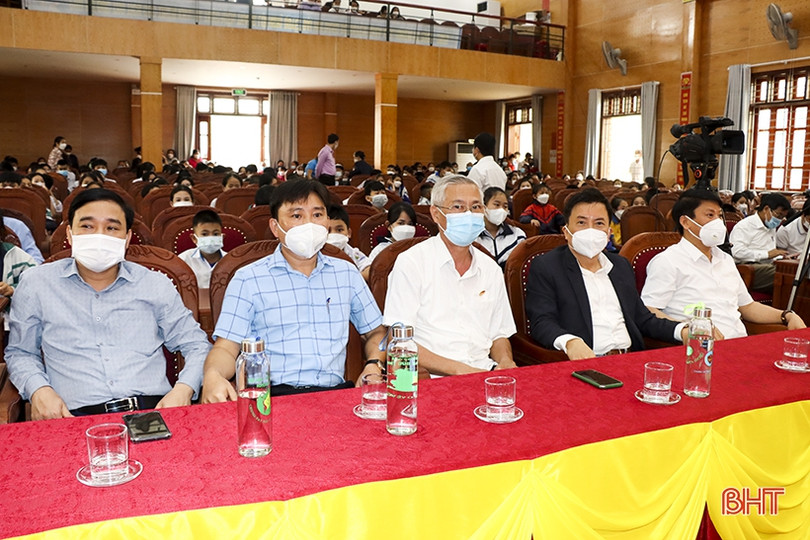 Quỹ Phan Anh trao học bổng trị giá 288 triệu đồng cho 12 học sinh nghèo vượt khó ở Đức Thọ