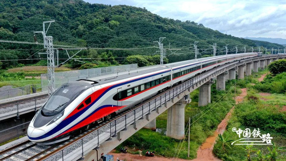 Người dân Lào xếp hàng dài mua vé tàu hỏa trước kỳ nghỉ tết cổ truyền