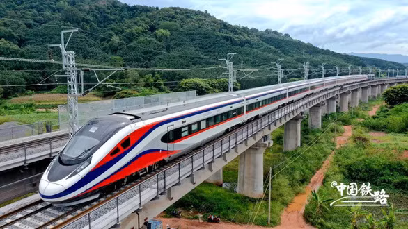 Người dân Lào xếp hàng dài mua vé tàu hỏa trước kỳ nghỉ tết cổ truyền