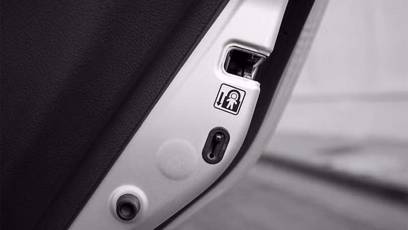 Mở cửa xe ô tô an toàn