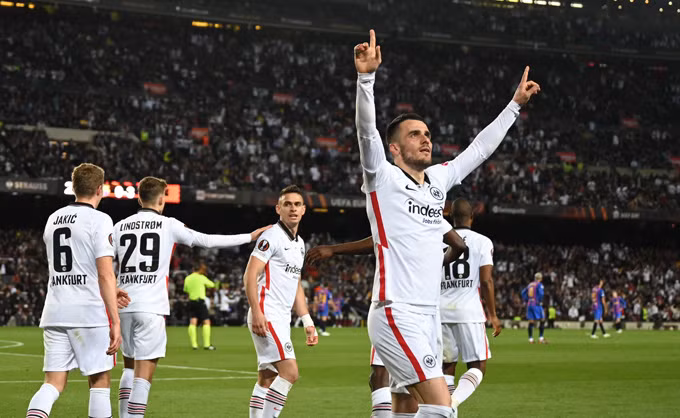 Kết quả Barcelona 2-3 Frankfurt: Địa chấn ở Nou Camp