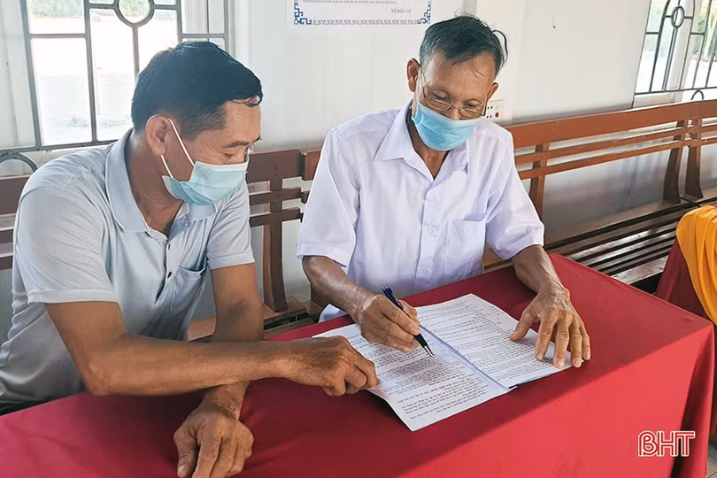 Người cán bộ thôn nêu gương sáng học và làm theo lời Bác