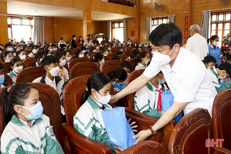 Quỹ Phan Anh trao học bổng trị giá 288 triệu đồng cho 12 học sinh nghèo vượt khó ở Đức Thọ