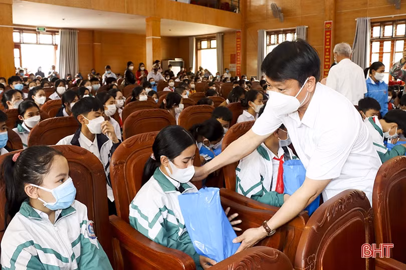 Quỹ Phan Anh trao học bổng trị giá 288 triệu đồng cho 12 học sinh nghèo vượt khó ở Đức Thọ