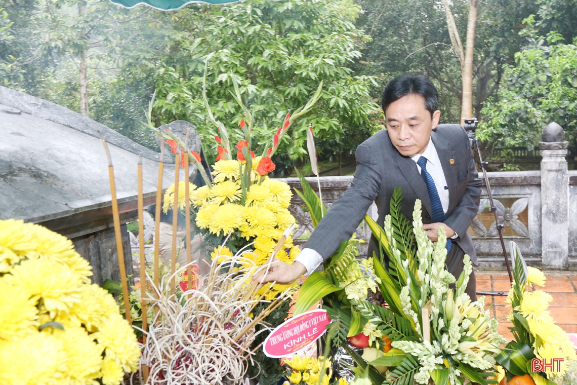 Bộ trưởng Bộ Y tế dâng hương tưởng niệm Đại danh y Hải Thượng Lãn Ông Lê Hữu Trác