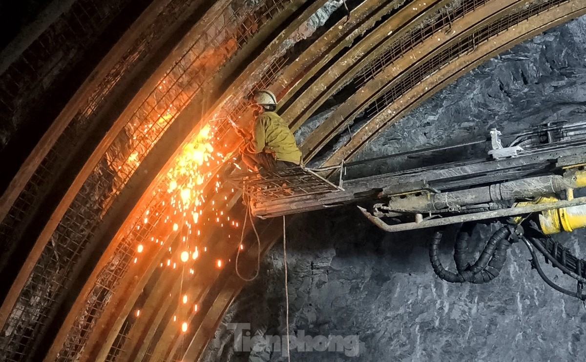 Nhộn nhịp công trường cao tốc đoạn qua Hà Tĩnh những ngày đầu năm