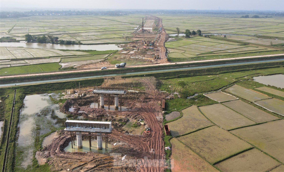 Nhộn nhịp công trường cao tốc đoạn qua Hà Tĩnh những ngày đầu năm