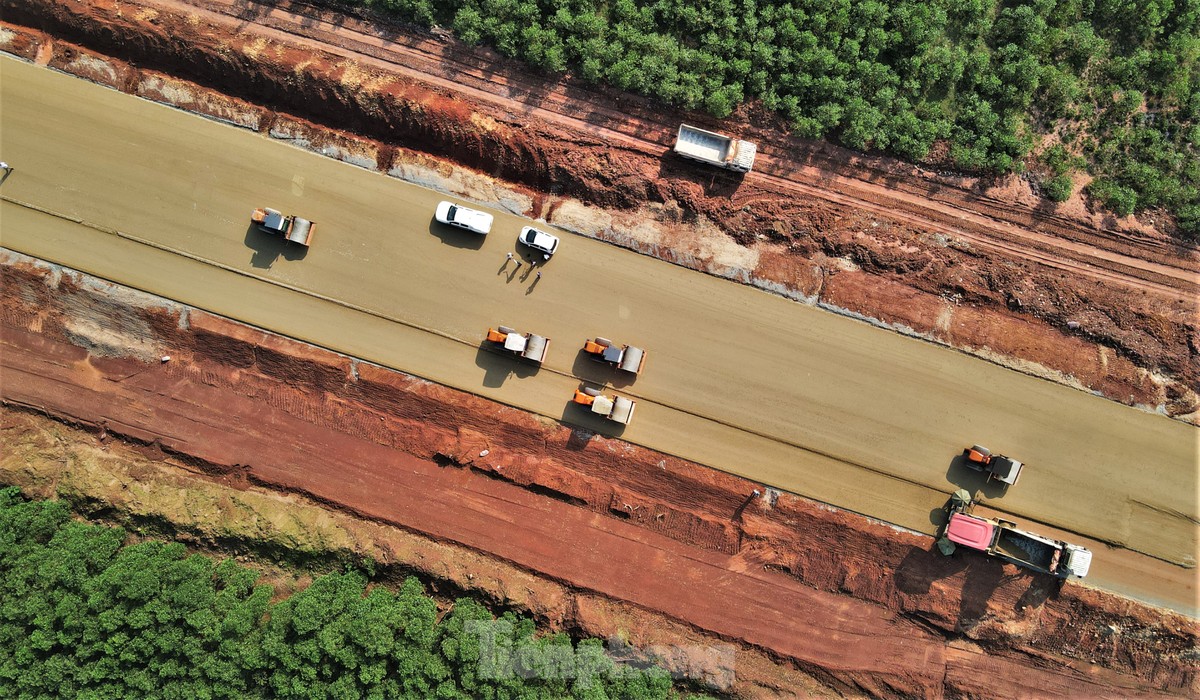 Nhộn nhịp công trường cao tốc đoạn qua Hà Tĩnh những ngày đầu năm