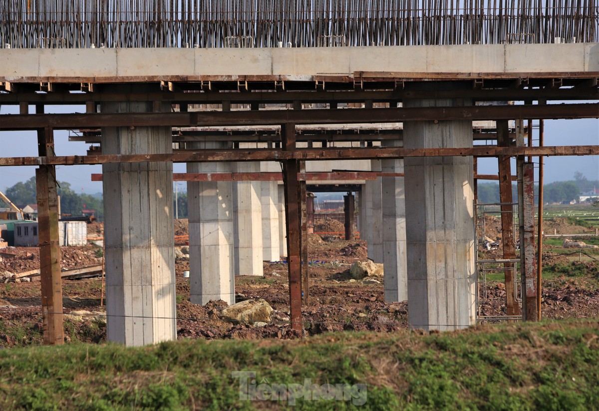 Nhộn nhịp công trường cao tốc đoạn qua Hà Tĩnh những ngày đầu năm