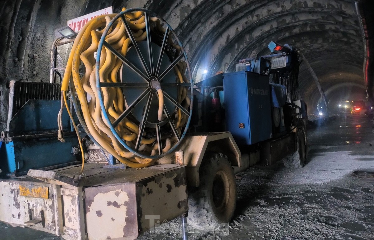 Nhộn nhịp công trường cao tốc đoạn qua Hà Tĩnh những ngày đầu năm