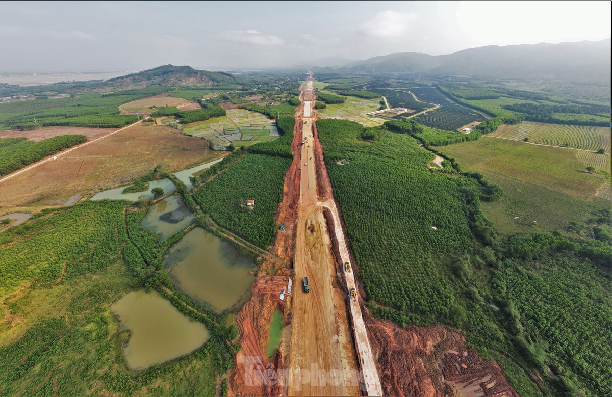 Nhộn nhịp công trường cao tốc đoạn qua Hà Tĩnh những ngày đầu năm