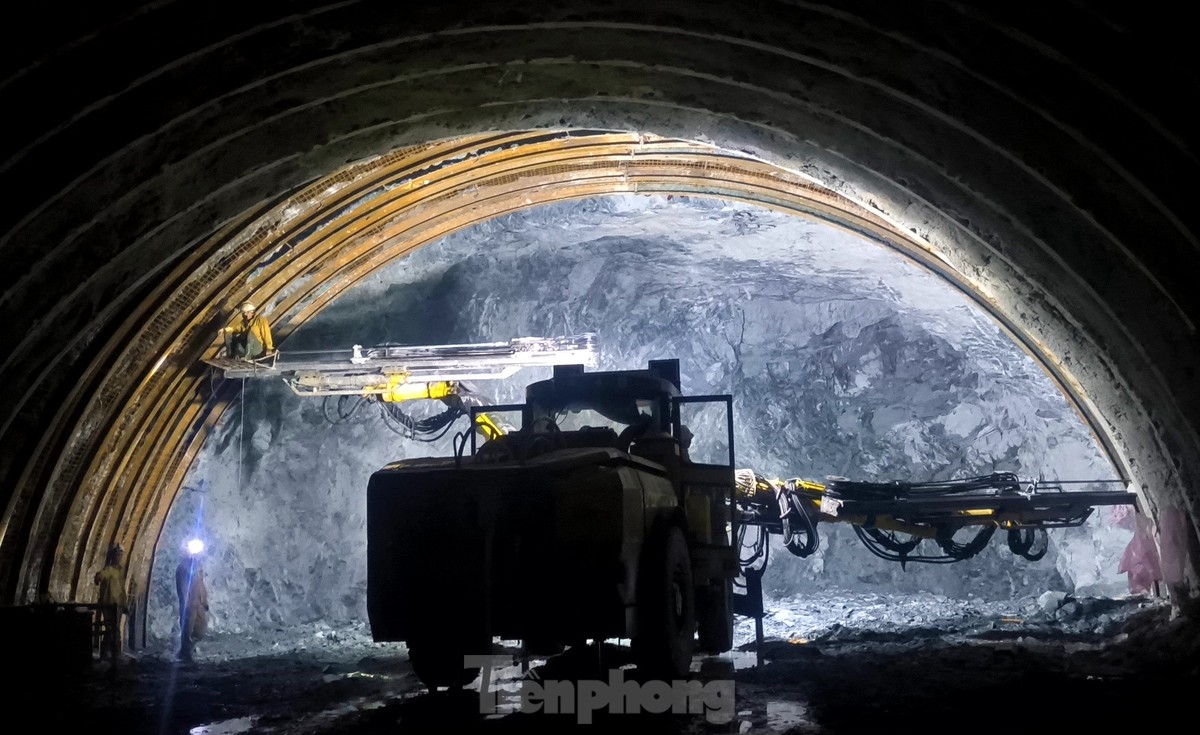 Nhộn nhịp công trường cao tốc đoạn qua Hà Tĩnh những ngày đầu năm