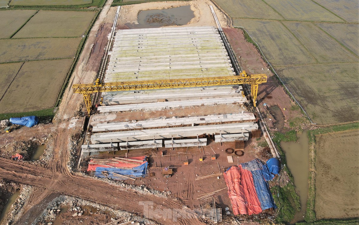 Nhộn nhịp công trường cao tốc đoạn qua Hà Tĩnh những ngày đầu năm