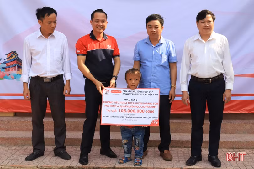 Bảo hiểm nhân thọ Dai-ichi trao 300 suất quà cho người dân Hương Sơn