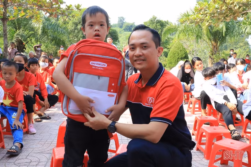Bảo hiểm nhân thọ Dai-ichi trao 300 suất quà cho người dân Hương Sơn