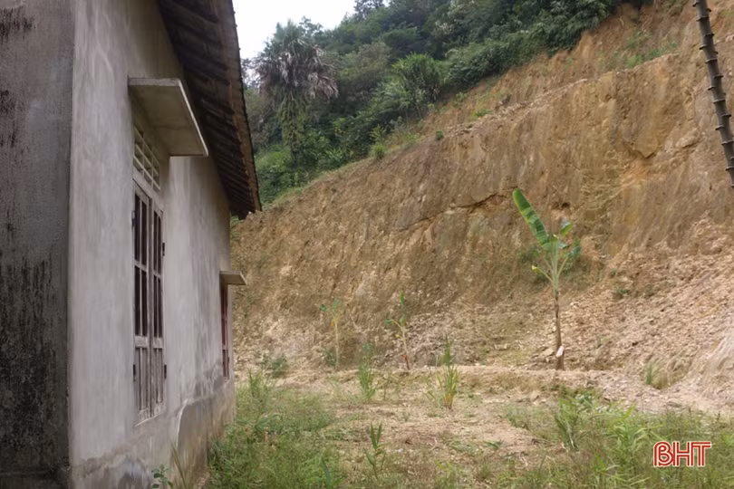 Hơn 10 hộ dân ở Hương Sơn sống thấp thỏm dưới chân núi