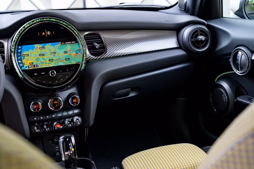MINI Cooper S 5-Cửa Resolute Edition mới ra mắt tại Việt Nam