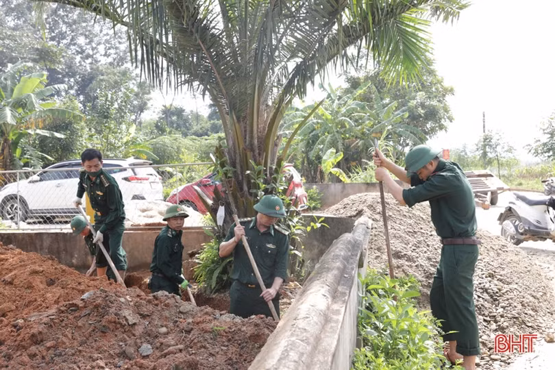 Các lực lượng ra quân giúp xã Sơn Lĩnh xây dựng nông thôn mới nâng cao