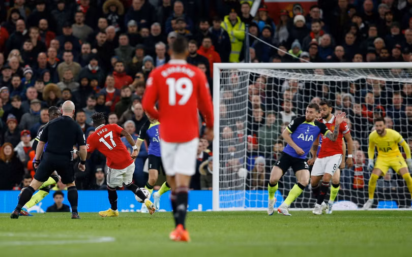 Man United thắng Tottenham, áp sát Top 4