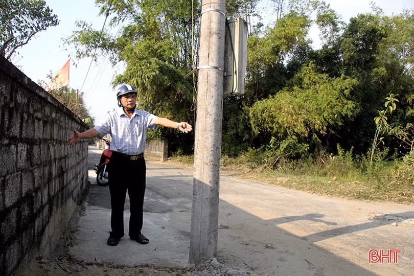 Nghi Xuân: Hàng trăm cột điện sừng sững giữa đường