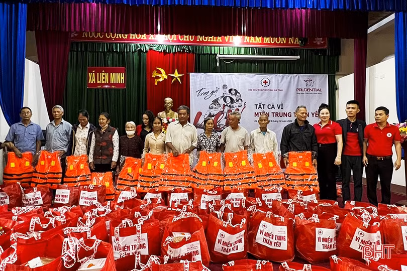 Prudential trao quà hỗ trợ người dân ngập lụt ở Đức Thọ