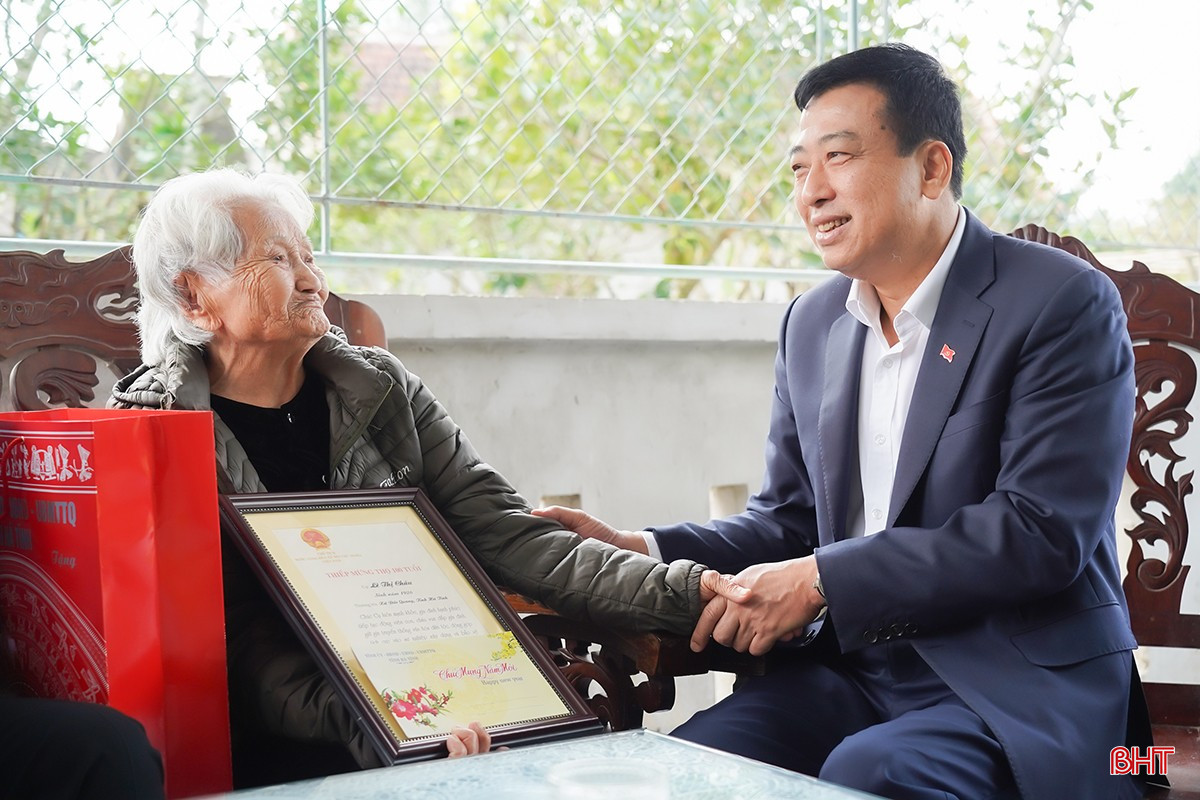 Tiếp đó, tại xã Đức Quang, đồng chí Trần Tú Anh và đoàn công tác đã đến thăm hỏi, chúc thọ và tặng quà cụ Lê Thị Châu (SN 1926, thôn Vĩnh Đại), năm nay tròn 100 tuổi.