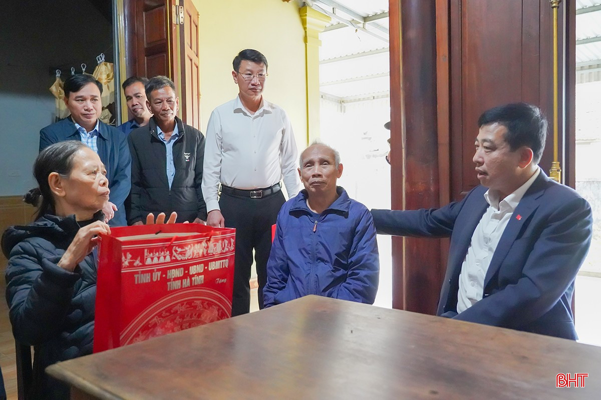 Tại xã Đức Thịnh, Chủ nhiệm Ủy ban Kiểm tra Tỉnh ủy Trần Tú Anh và đoàn đã đến thăm, tặng quà ông Lê Văn Hiếu (SN 1950, thôn Trung Khánh) bị nhiễm chất độc hóa học, suy giảm khả năng lao động từ 41–60%...