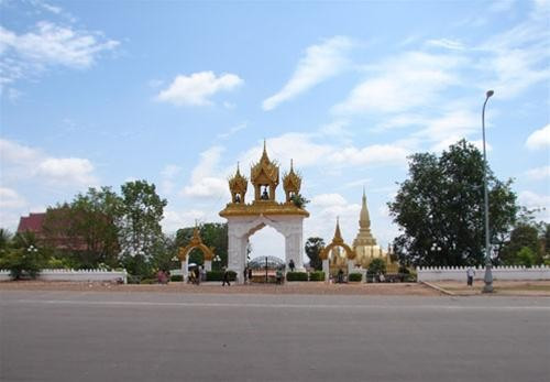 Cảnh quan phía ngoài That Luang