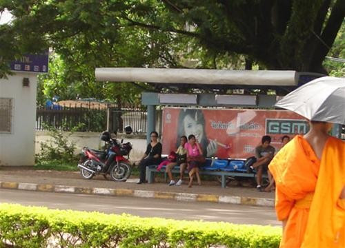 Hiện đại và truyền thống trước Khải Hoàn môn