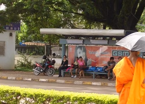 Hiện đại và truyền thống trước Khải Hoàn môn