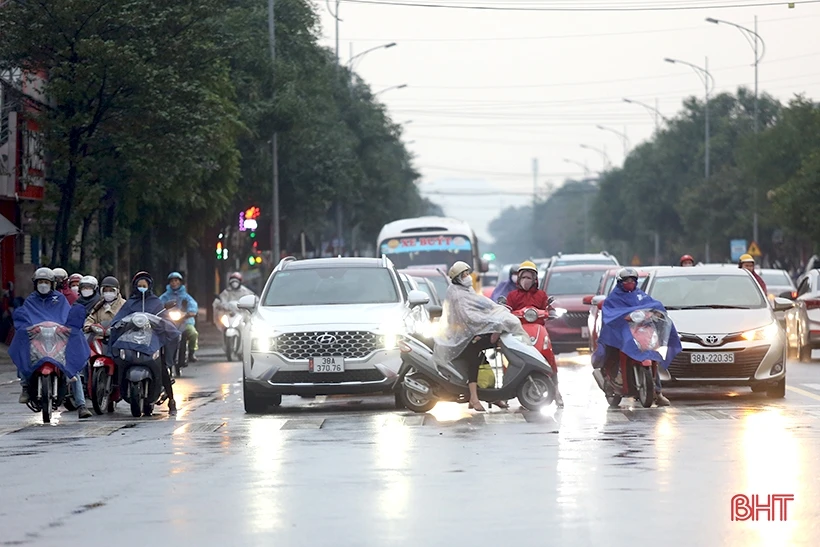 CSGT vất vả phân luồng tránh ùn tắc ở TP Hà Tĩnh