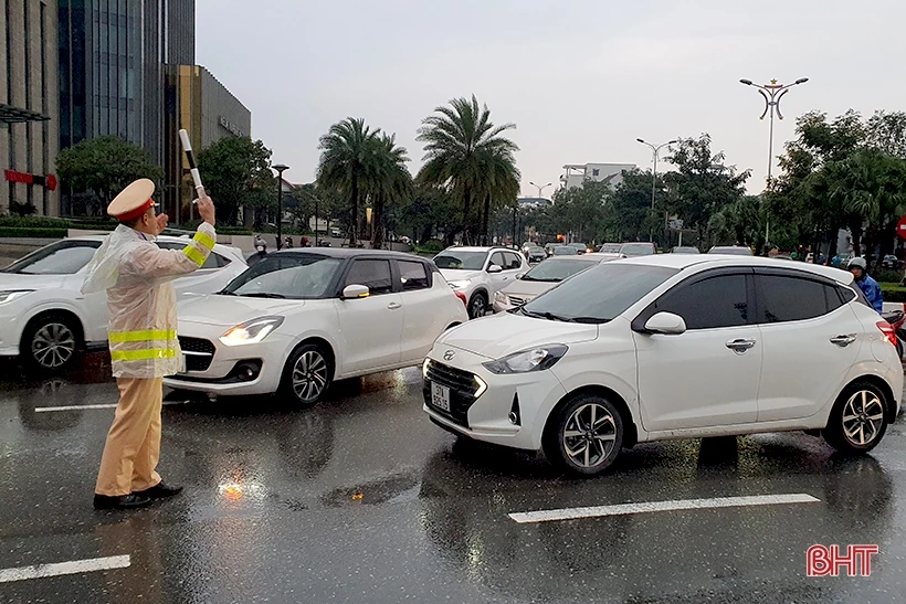 CSGT vất vả phân luồng tránh ùn tắc ở TP Hà Tĩnh