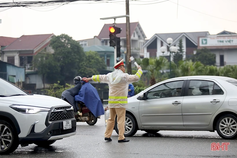 CSGT vất vả phân luồng tránh ùn tắc ở TP Hà Tĩnh