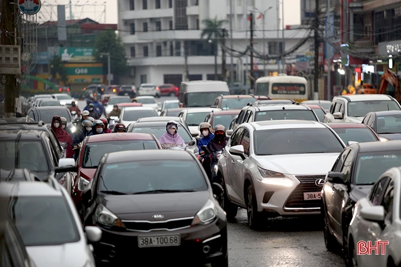 CSGT vất vả phân luồng tránh ùn tắc ở TP Hà Tĩnh