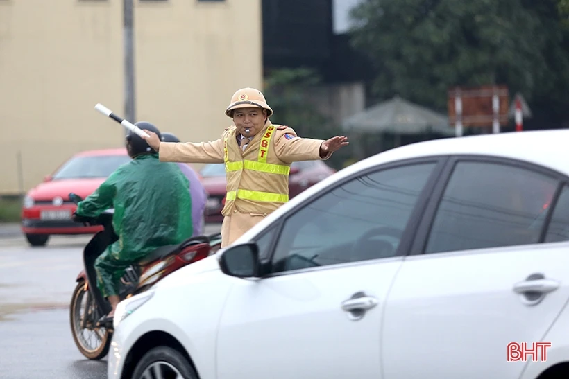 CSGT vất vả phân luồng tránh ùn tắc ở TP Hà Tĩnh