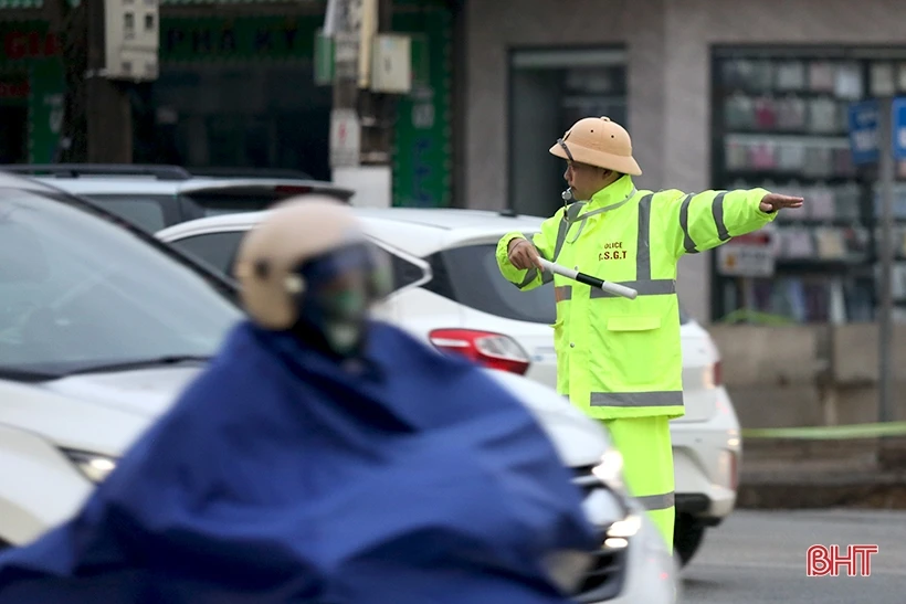 CSGT vất vả phân luồng tránh ùn tắc ở TP Hà Tĩnh