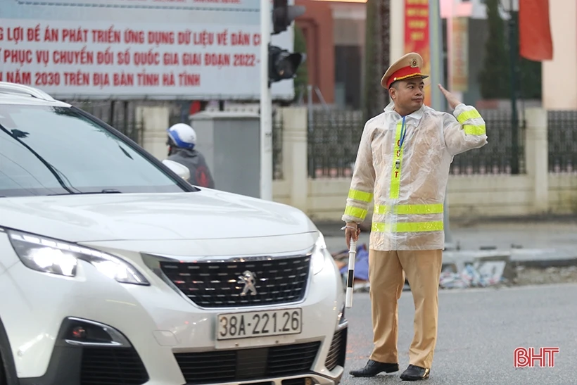 CSGT vất vả phân luồng tránh ùn tắc ở TP Hà Tĩnh