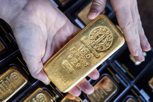 Giá vàng hôm nay 8/8: Vàng vượt mốc 124 triệu đồng