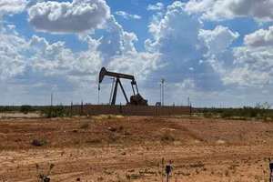 Giá dầu giảm mạnh, vàng bật tăng sau tin eo biển Hormuz mở lại