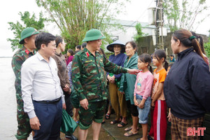 Phó Tư lệnh Quân khu 4 kiểm tra công tác ứng phó mưa lũ tại Hà Tĩnh