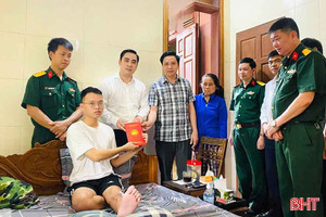 Thăm hỏi trung uý quân sự có hoàn cảnh éo le